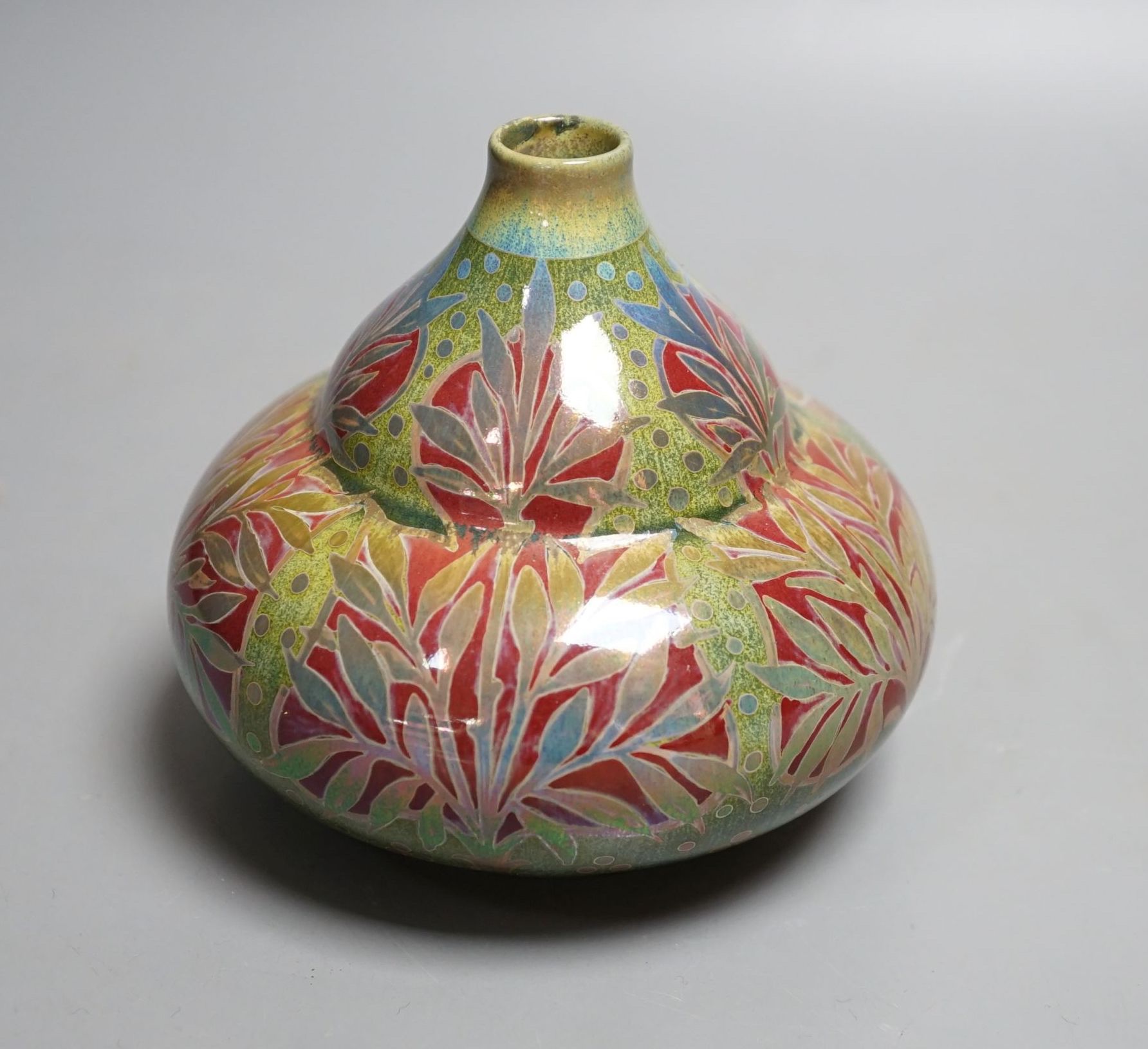 A Pilkingon's Royal Lancastrian lustre vase 11cm